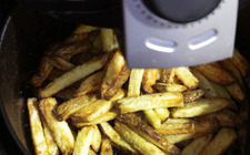 Sådan laver du pommes frites i airfryeren